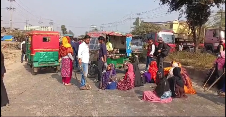 RMG workers block Chandra-Nabinagar highway in Gazipur