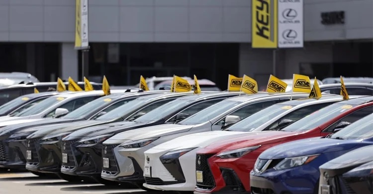 Mercedes-Benz drops earnings outlook on tariff uncertainty