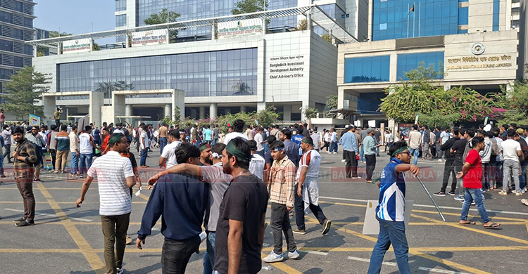 Mobile phone traders block Agargaon road protesting move to shut down unapproved handsets