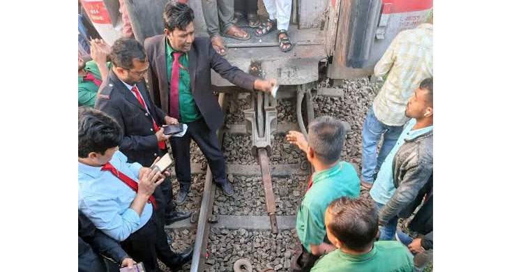 Engine detaches from train in Jamalpur