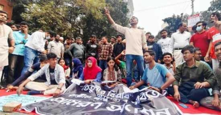 Titumir College students block roads at Mohakhali