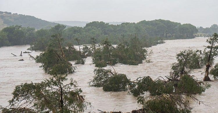 Texas flood toll rises to 24 as rescuers search for missing children