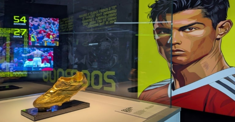 Hong Kong fans queue for opening of Cristiano Ronaldo exhibition