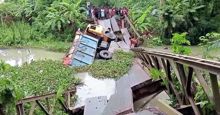 Bailey bridge breaks down under coal-laden truck in Pirojpur