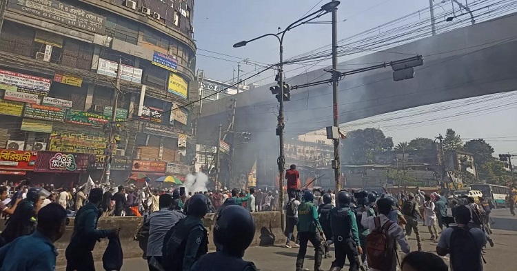 Baitul Mukarram turns into a battlefield as police confront Hizb ut-Tahrir men