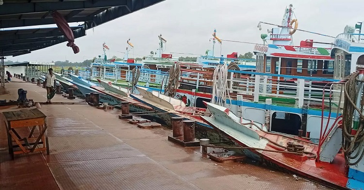 Launch services on Daulatdia-Paturia and Aricha-Kazirhat routes halted by bad weather