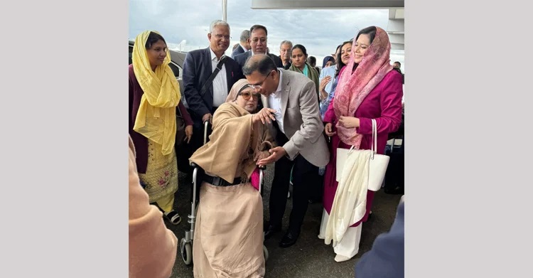 Khaleda Zia leaves London for home
