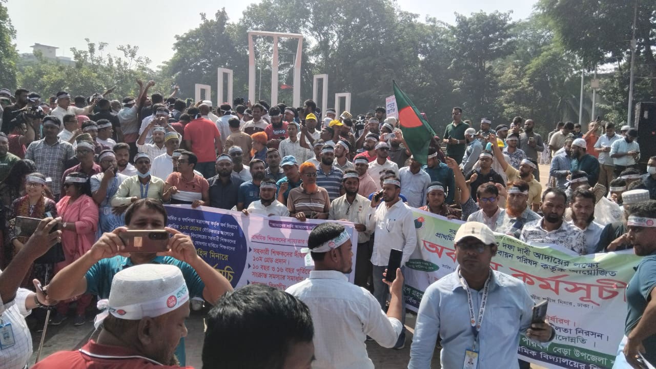 Primary teachers continue protests for pay upgrade, advisers’ resignation