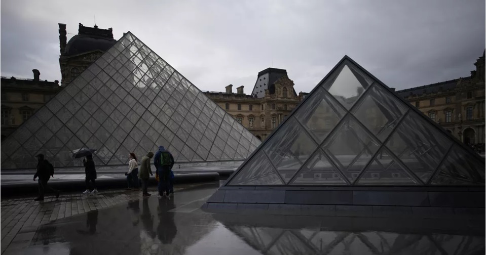 Former thief claims he alerted Louvre to security flaws before jewel heist