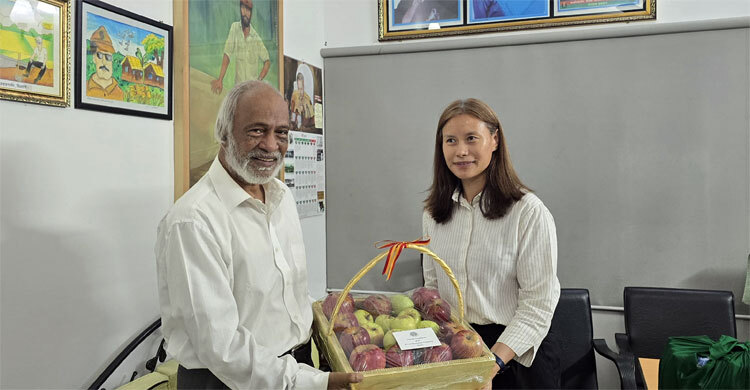 Bhutanese ambassador sends seasonal fruits to Khaleda Zia