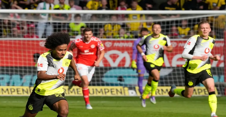 Dortmund keep heat on Bayern with Mainz win